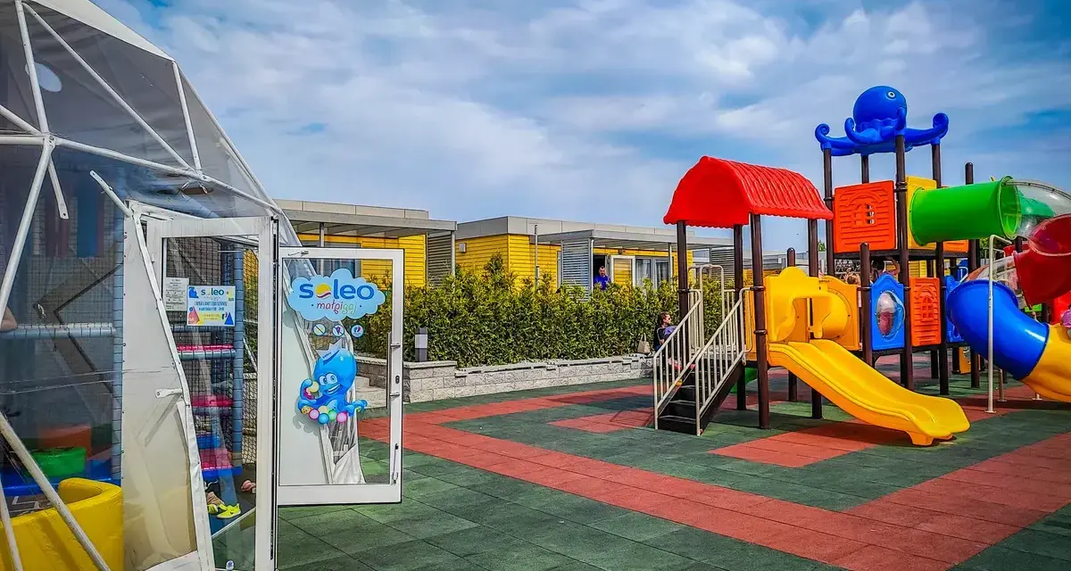 Kolorowy plac zabaw i dmuchana zjeżdżalnia w ośrodku wypoczynkowym. Idealne atrakcje Rewal i okolice dla dzieci.