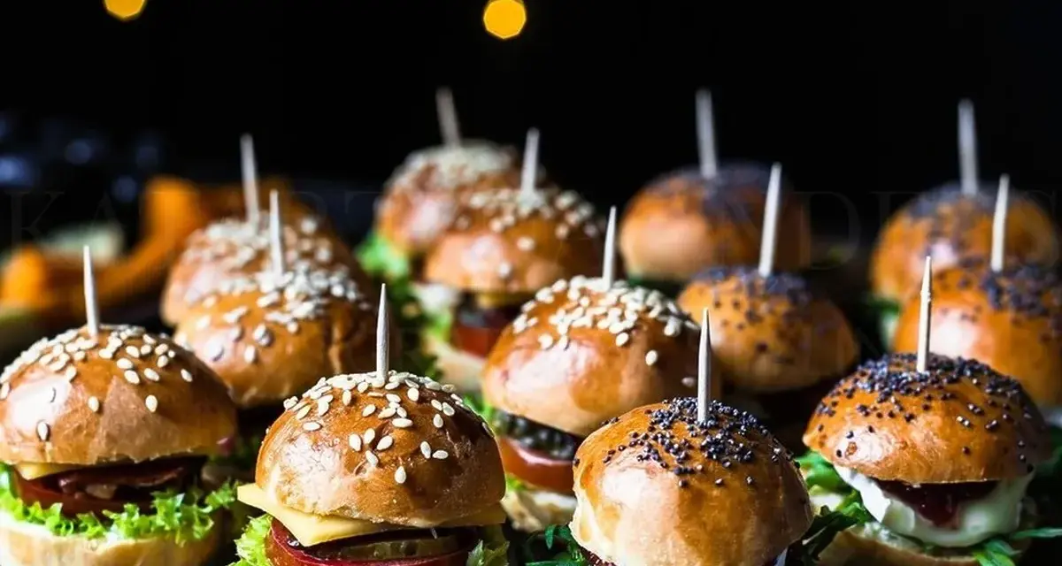 Jak zrobić mini burgery? Kompletny przepis na imprezę!