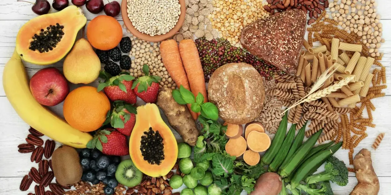 Frukt, grönsaker, fullkornspasta, bönor och nötter. En visuell guide för att öka ditt intag av fibrer och svara på frågan: hur mycket fibrer per dag?