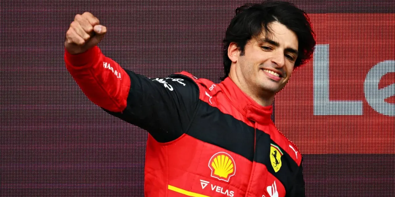 Carlos Sainz, a piloto de Ferrari, celebra con el puño en alto. Su edad no se refleja en su energía.