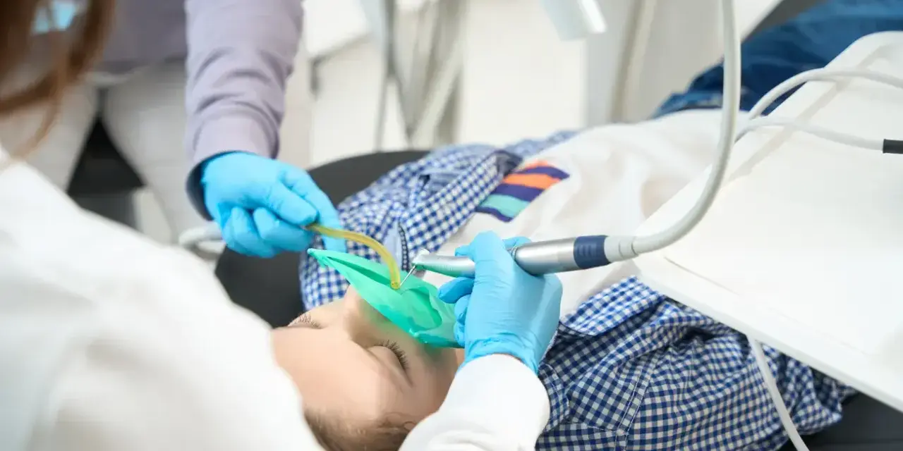 Ile trwa odbudowa zęba? Od minuty do miesięcy poznaj czas leczenia