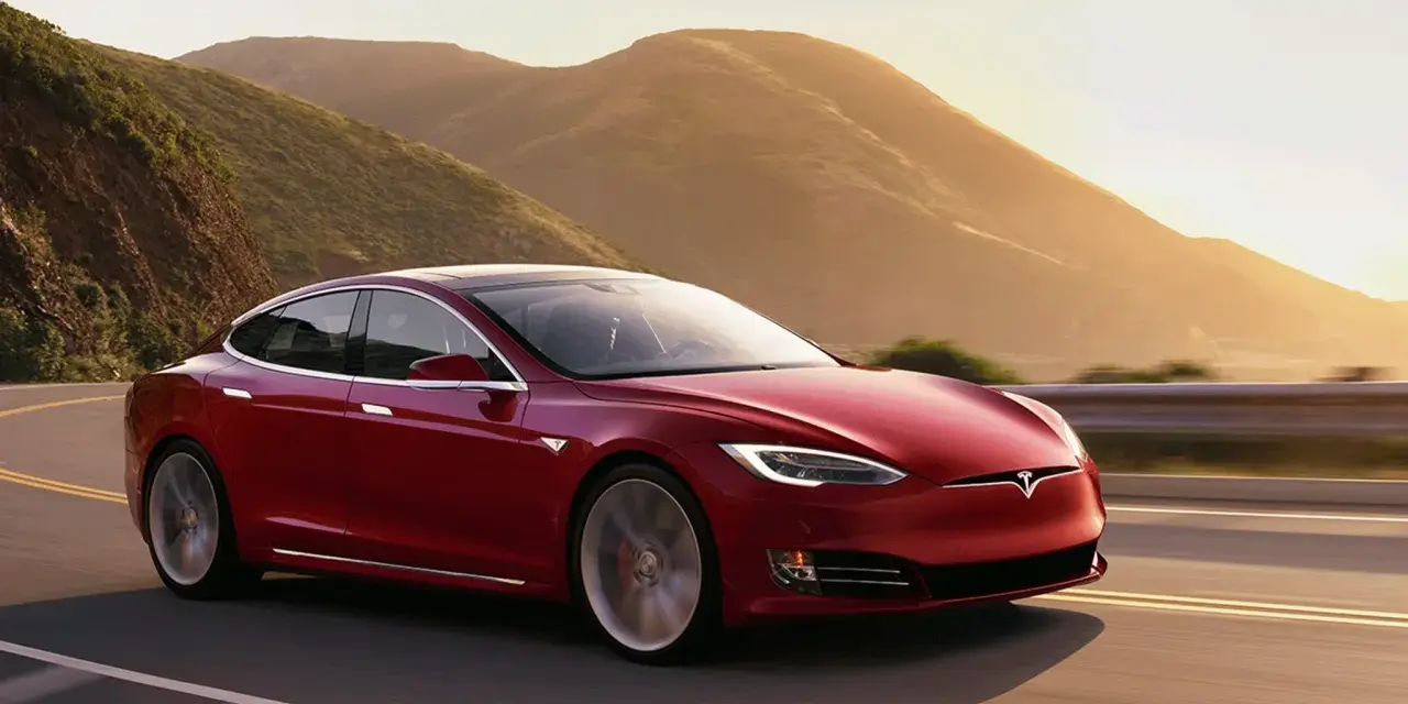 Tesla ile do 100 km/h: Jak szybko przyspieszają różne modele?