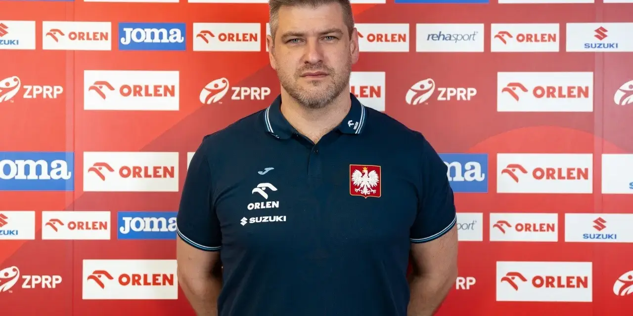 Mężczyzna w koszulce z orłem, podobny do Julena Aginagalde, stoi na tle ścianki z logotypami sponsorów, m.in. ORLEN.