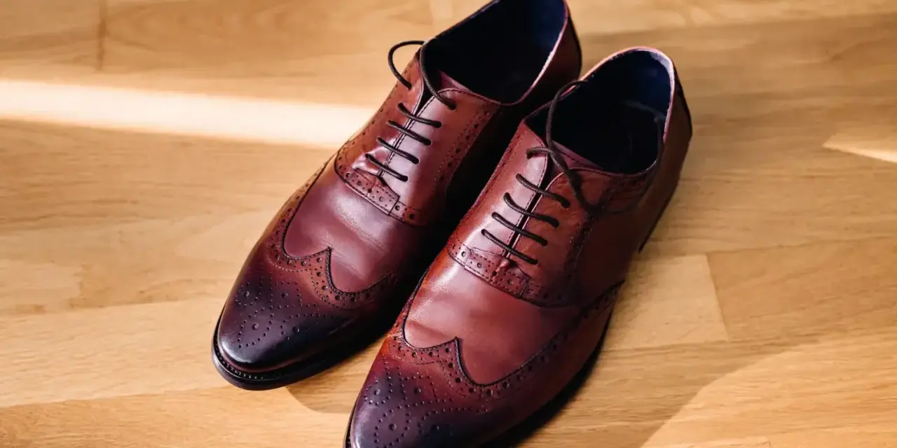 Eleganti derby scarpe in pelle marrone con dettagli wingtip e perforazioni, pronte per un'occasione speciale.