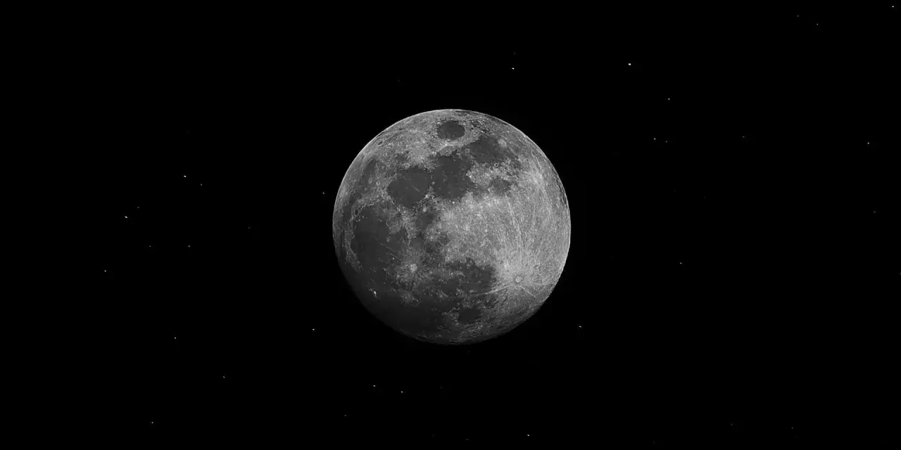 La luna llena, como en la lilith carta natal, brilla en el espacio profundo, rodeada de estrellas.