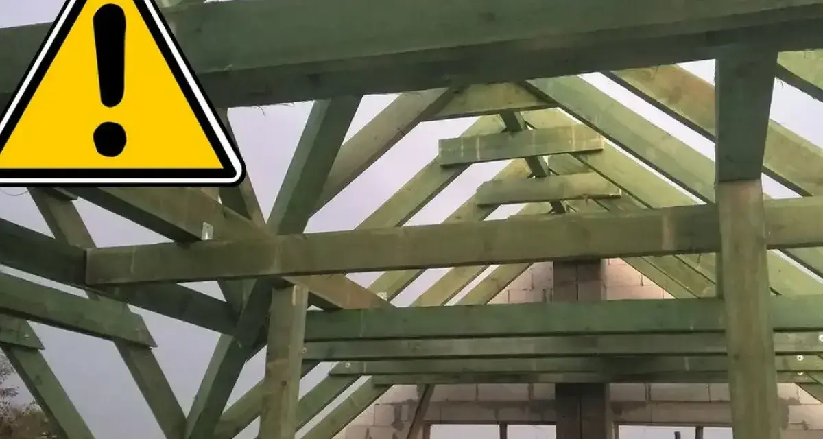 Ostrzeżenie! Zobacz, jak przedłużyć krokwie w konstrukcji dachu. Drewniane elementy są zielone.