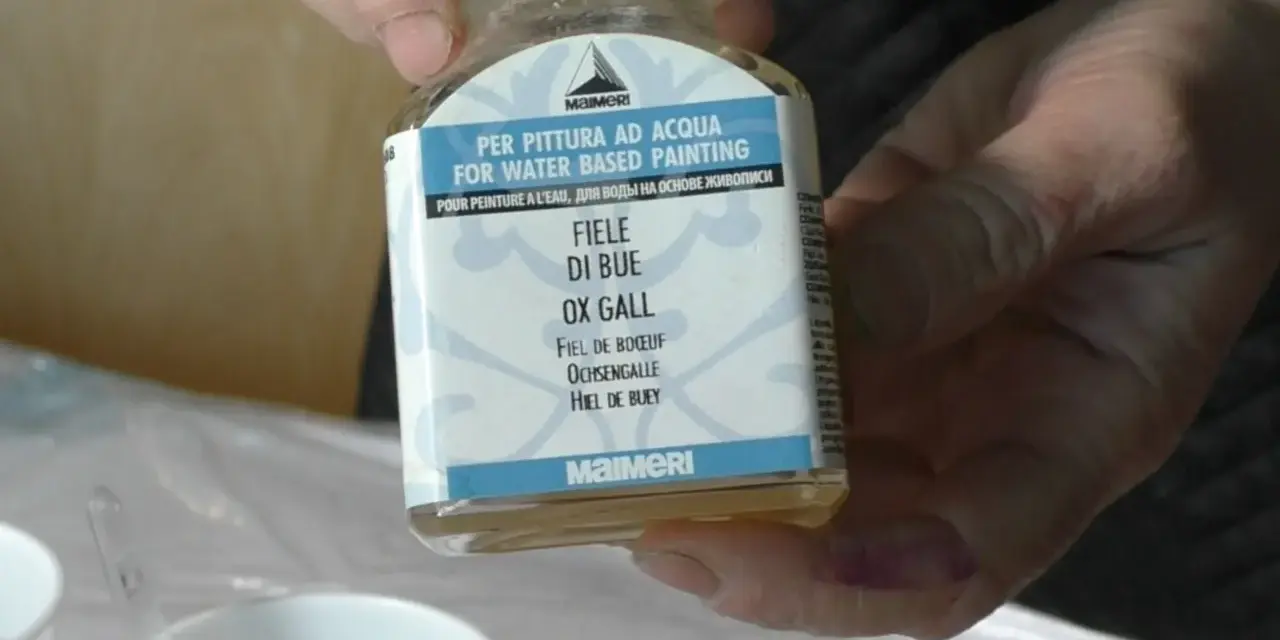 Flaccone di "Fiele di Bue" Maimeri, un additivo per pittura ad acqua. Serve a migliorare la bagnabilità e la stesura del colore.