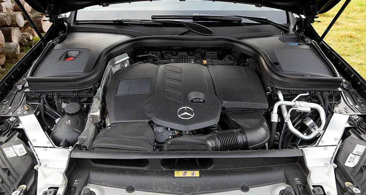 Der Motorraum eines Mercedes GLC mit dem besten Motor. Leistungsstark und effizient, bereit für jede Fahrt.