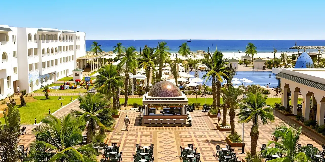 Luksusowy hotel Marco Polo w Tunezji, z basenem, palmami i widokiem na morze. Idealne miejsce na wakacje.