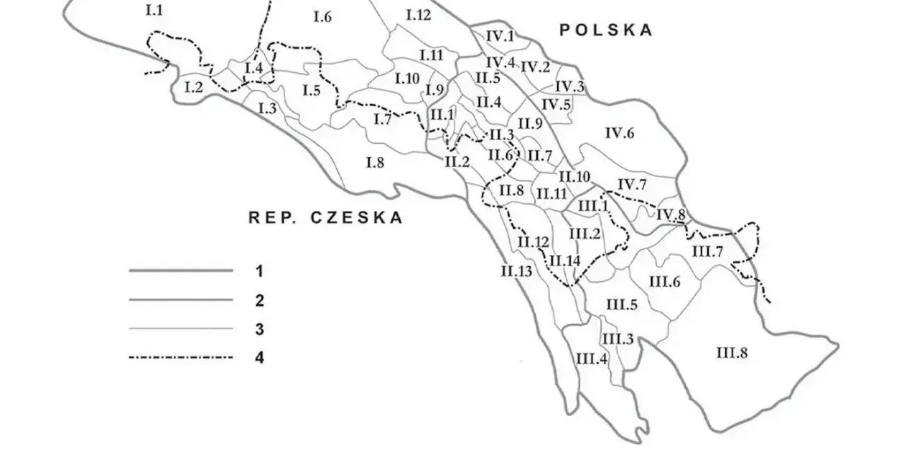 Podział gór w Polsce: mapa Sudetów z zaznaczonymi mezoregionami i granicami państwowymi.