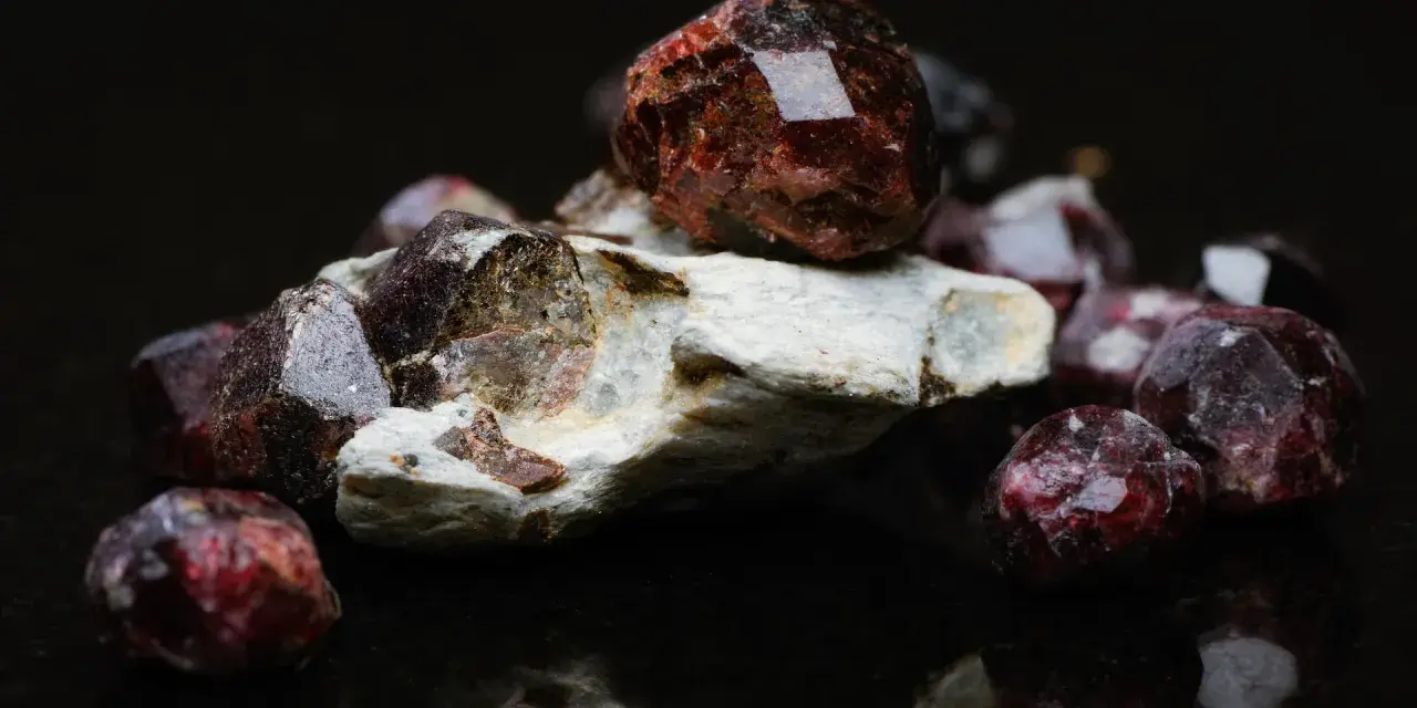 Surowe granaty, kamienie o głębokiej czerwieni, emanujące tajemniczym blaskiem. Mówi się, że granat właściwości magiczne posiada, dodając odwagi i pasji.