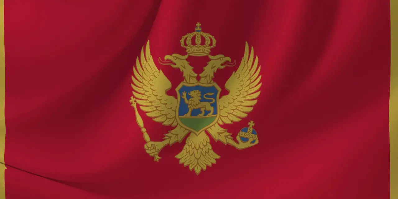 Flaga Czarnogóry z dwugłowym orłem i tarczą herbową. Symbol dumy narodowej, który można zobaczyć podczas podróży do tego pięknego kraju.
