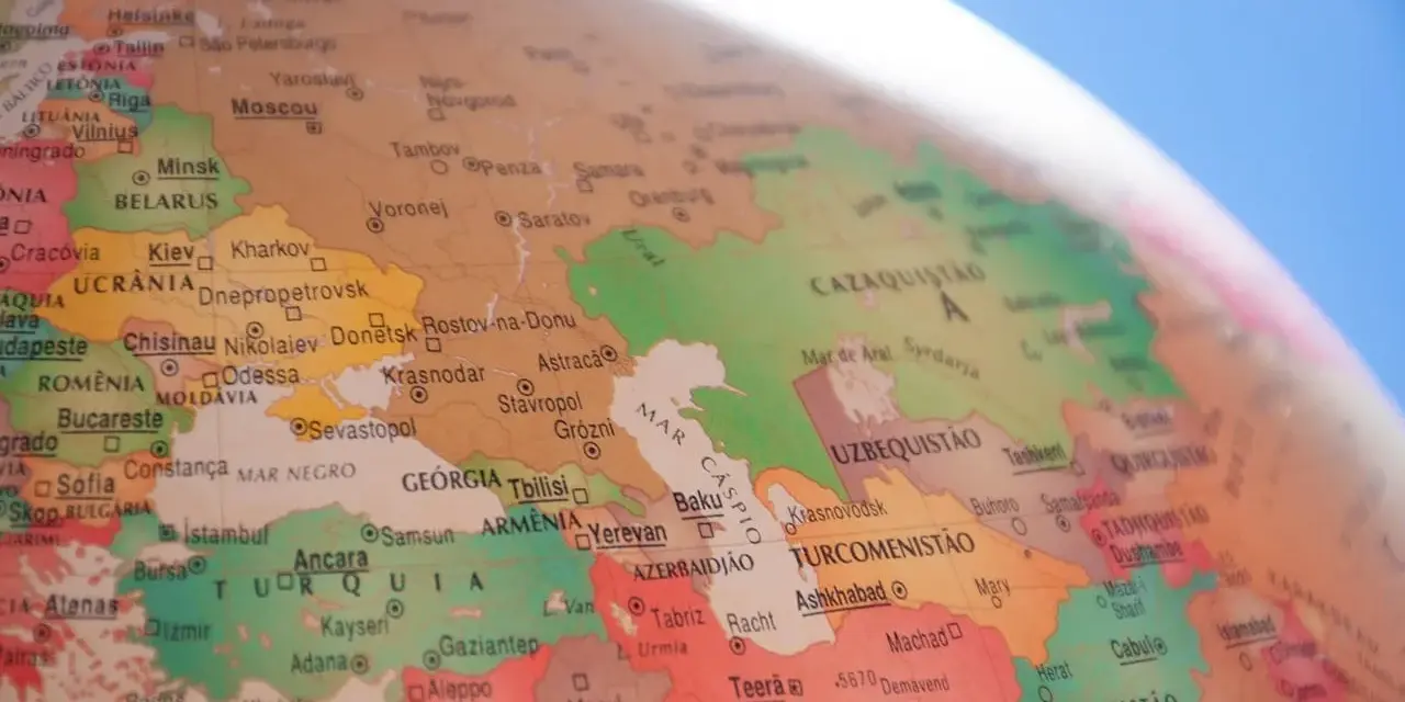 Na mapie świata widać Turcję z miastem Izmir. Czy Izmir jest bezpieczny? To pytanie, na które odpowiedź zależy od wielu czynników.