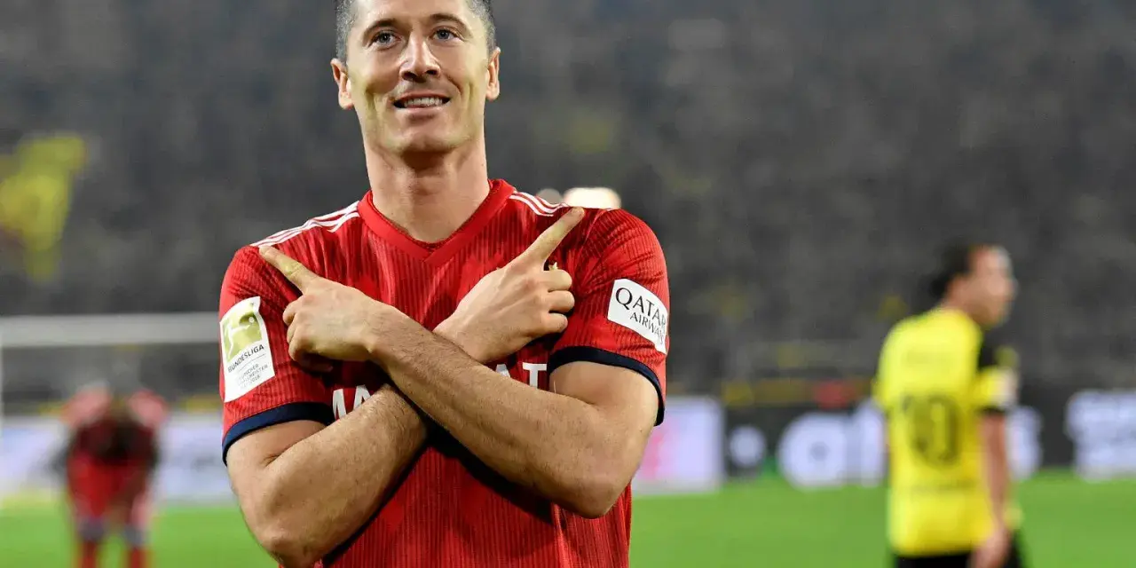 Robert Lewandowski z charakterystyczną cieszynką po zdobyciu bramki.