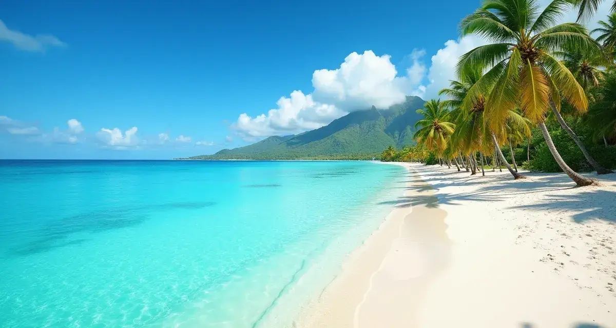 Rajska plaża z palmami i turkusową wodą. Idealna pogoda na Mauritius w listopadzie, słońce i błękitne niebo.
