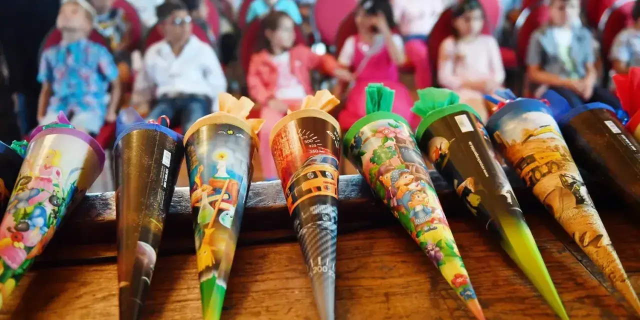 Bunte Zuckertüten für die Einschulung Brandenburg 2025. Kinder warten gespannt auf ihren großen Tag.