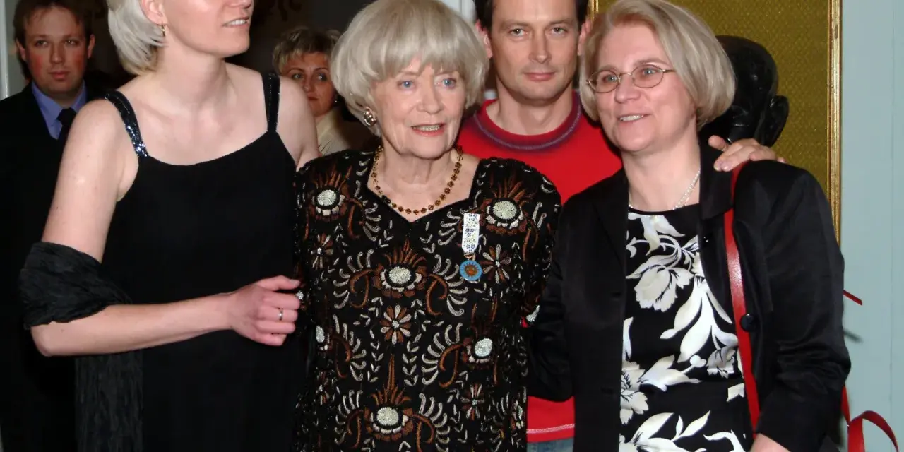 Agata Borecka, córka Aliny Janowskiej, pozuje z rodziną.