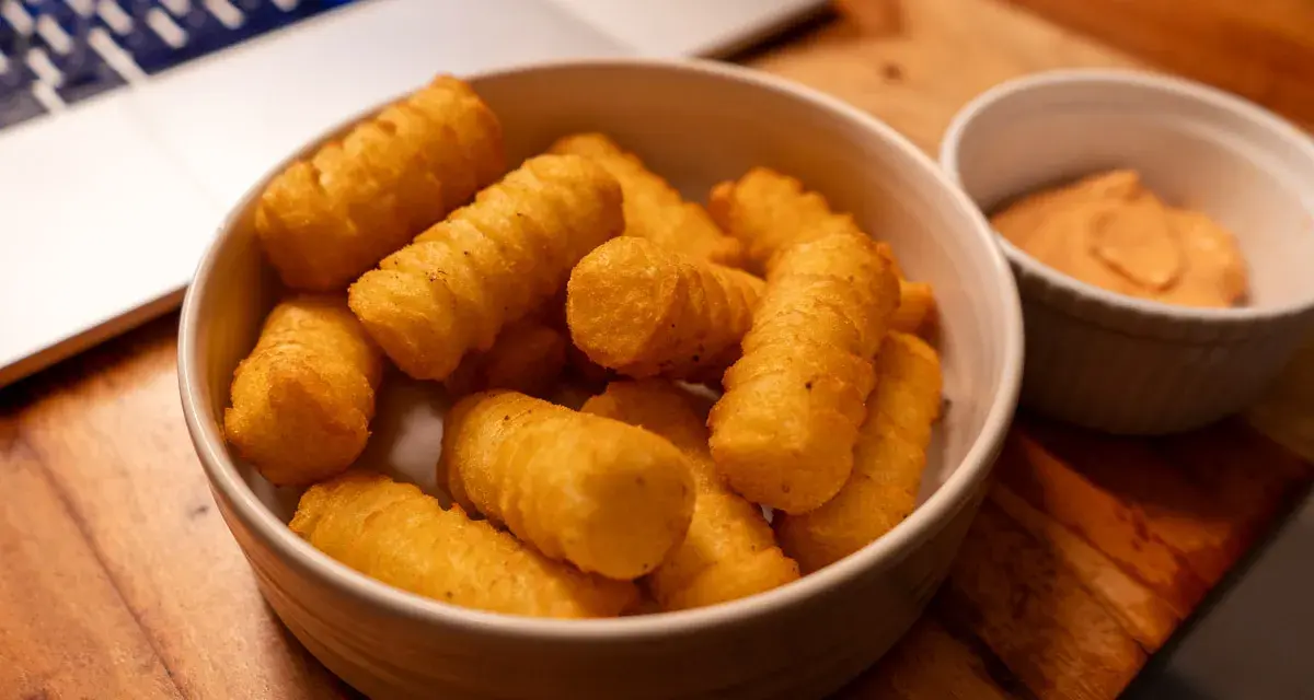 Goldbraune, knusprige Kroketten selber machen ist eine Kunst. Hier sind sie, bereit zum Dippen, neben einer Schüssel mit Sauce.