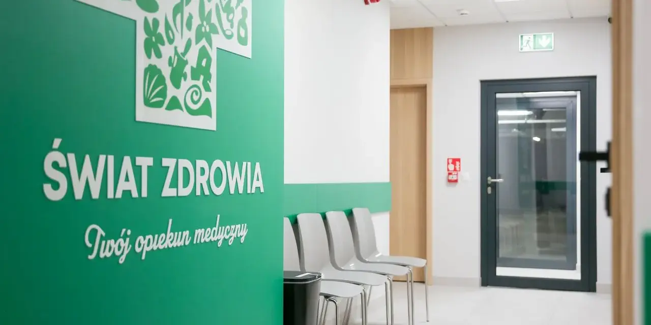 Nowoczesna poczekalnia kliniki medycznej z zieloną ścianą i napisem "Świat Zdrowia".