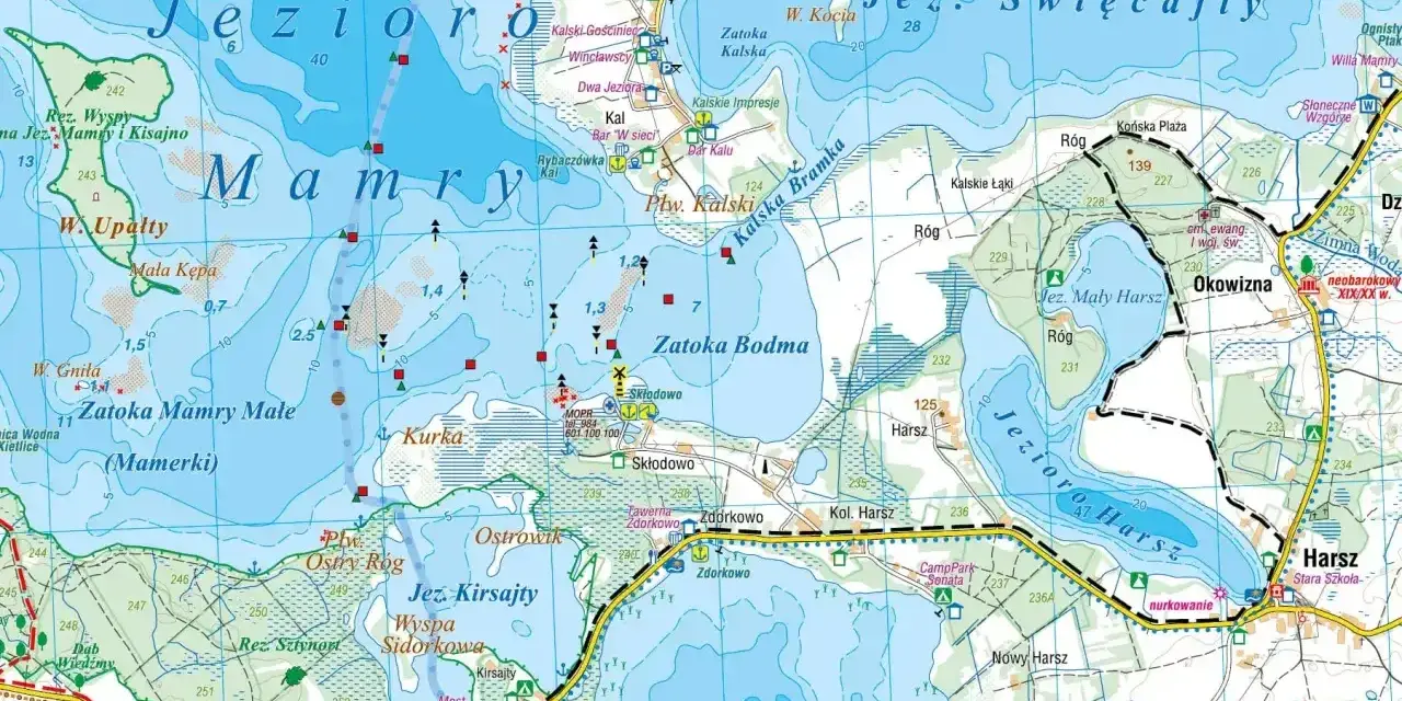 Mapa Mazur z zaznaczonymi jeziorami, w tym Mamry i Harsz. Ile jest jezior na Mazurach? Tysiące!