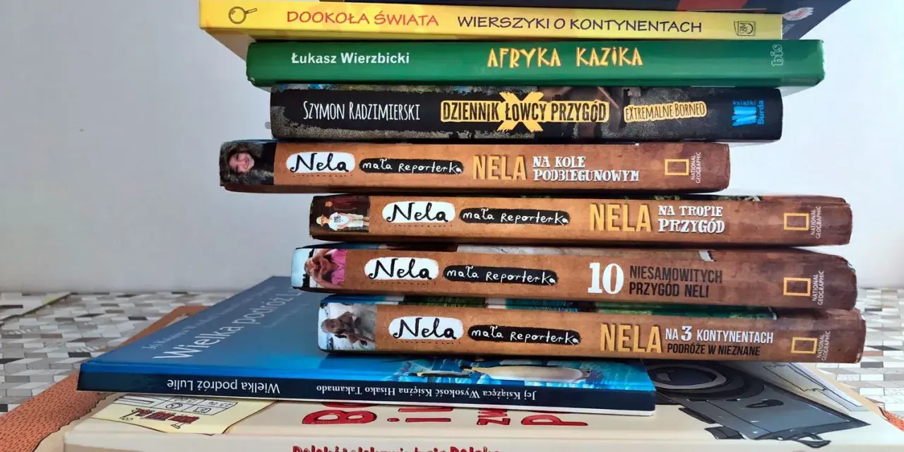 Stos książek podróżniczych top 10: "Afryka Kazika", "Dookoła świata", "Nela na 3 kontynentach" i inne.
