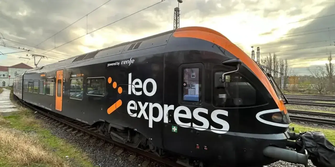 Czarny pociąg Leo Express z pomarańczowymi akcentami, gotowy do podróży z Warszawy do Gdańska.