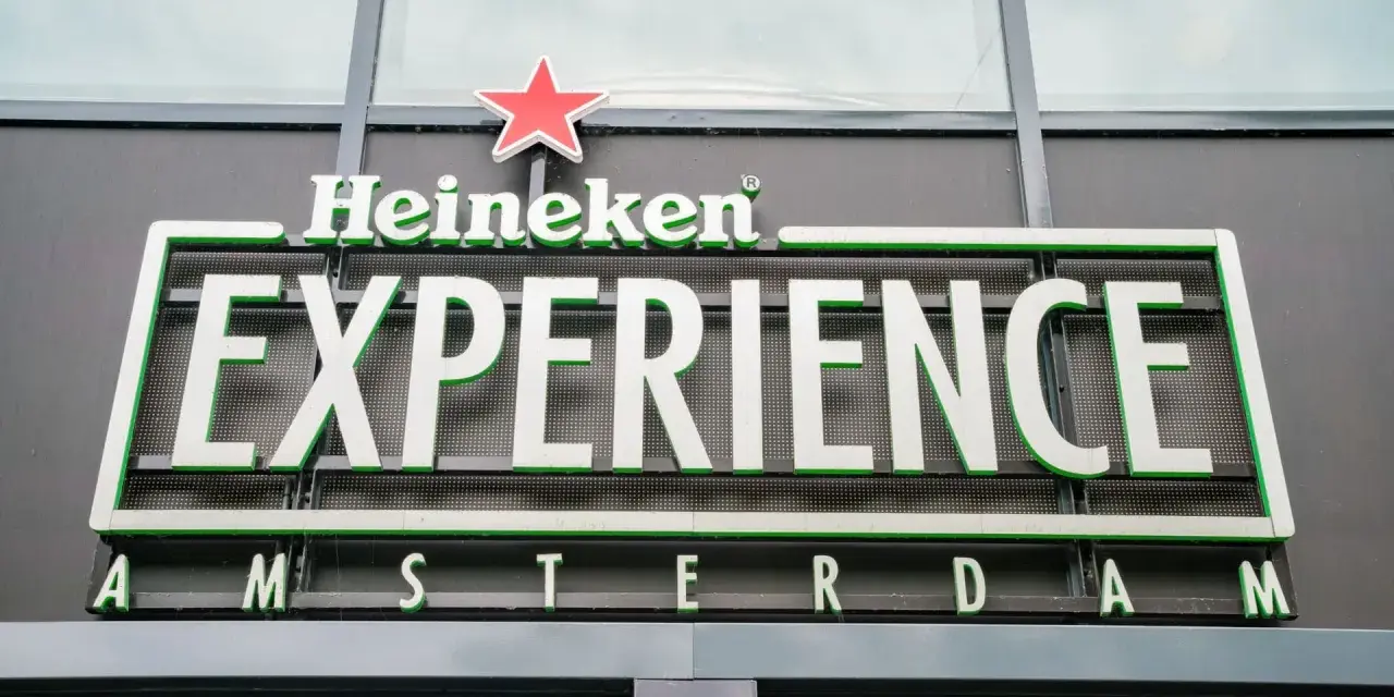 Wejście do muzeum Heineken Experience w Amsterdamie.