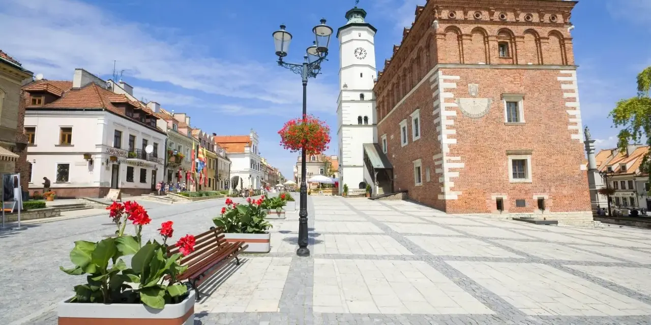 Rynek w Sandomierzu, największy rynek w Polsce, z ratuszem i kamieniczkami.