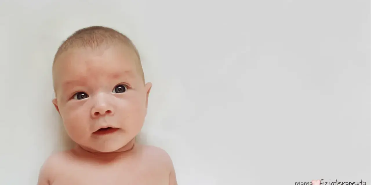 Urocze niemowlę z zaciekawieniem patrzy w obiektyw. Może to początek drogi do pokonania kręcz szyi.