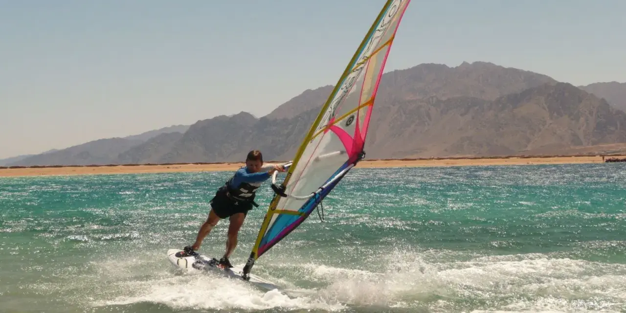 Listopadowy windsurfing: Gdzie wieje i grzeje? Ekspert radzi!