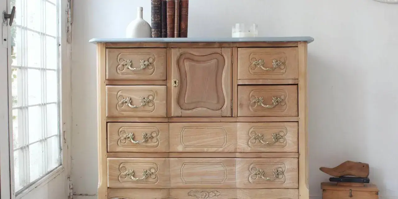 Muebles pintados a la tiza antes y después: cómoda de madera clara con tiradores dorados, lista para un nuevo look.