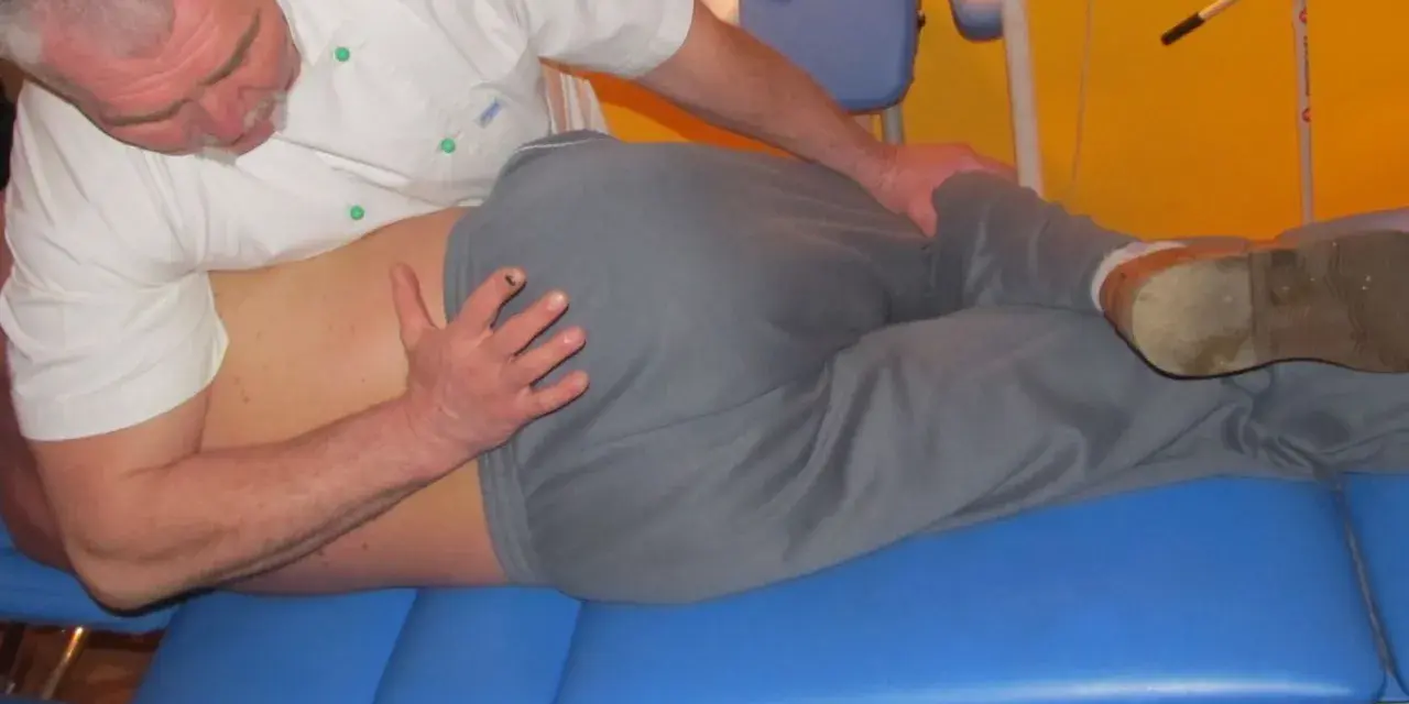 Fizjoterapeuta wykonuje terapię manualną, pomagając pacjentowi odzyskać sprawność.