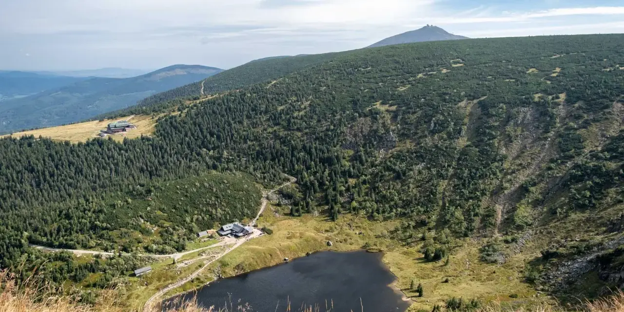 Malowniczy widok na górskie jezioro i schroniska w Karkonoszach. Idealne miejsce na wakacje w górach.