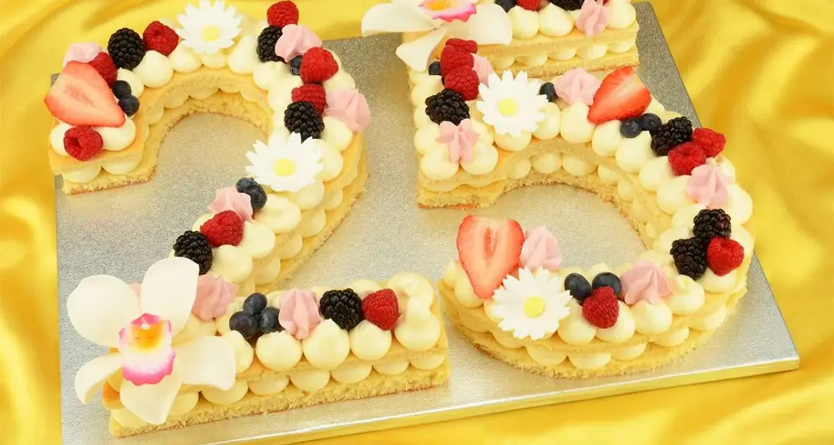 Zahlentorte 25 mit viel Creme, Beeren und Blüten. Ein süßer Genuss für jeden Anlass.