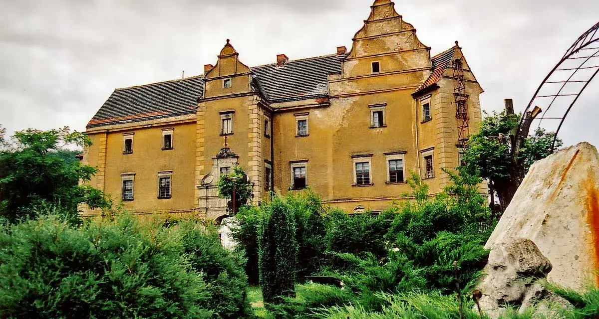 Zaniedbany pałac w Lwówku Śląskim, otoczony bujną zielenią, to jedna z jego tajemniczych atrakcji.