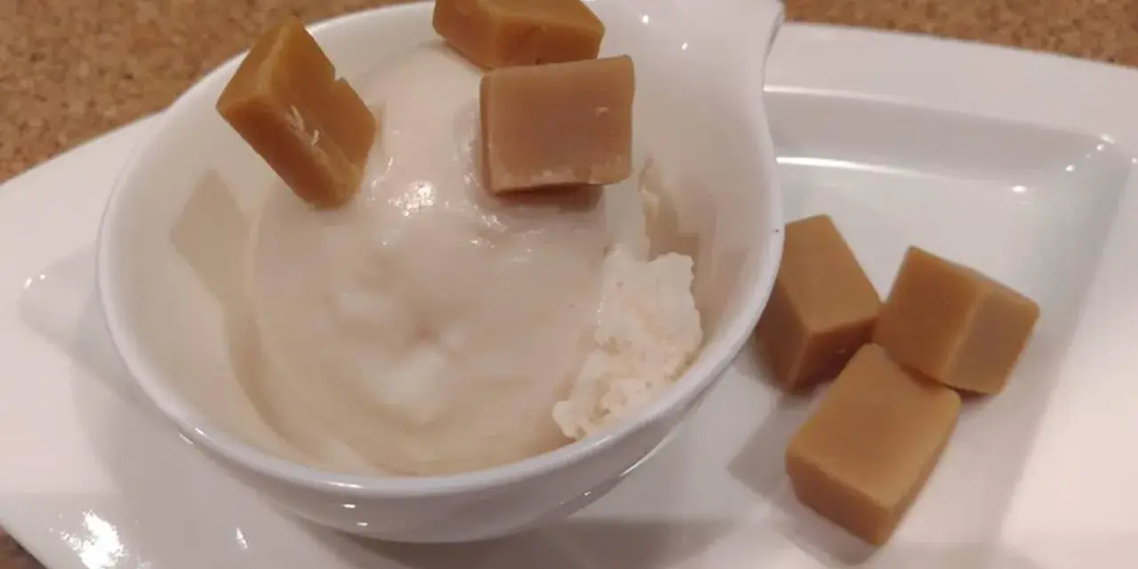 Cremiges Vanilleeis mit Karamellwürfeln, ein süßer Genuss, der an ein leckeres bimbo eis erinnert.