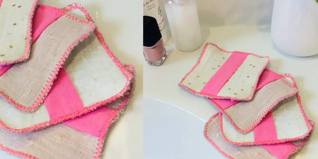 Lingettes démaquillantes lavables faites maison, roses et beiges, avec des points dorés. Un geste écologique pour votre routine beauté.