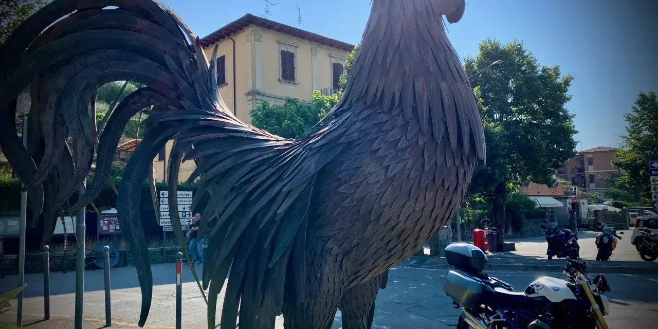 Gallo di metallo imponente, pronto per un giro in moto tra le Crete Senesi.