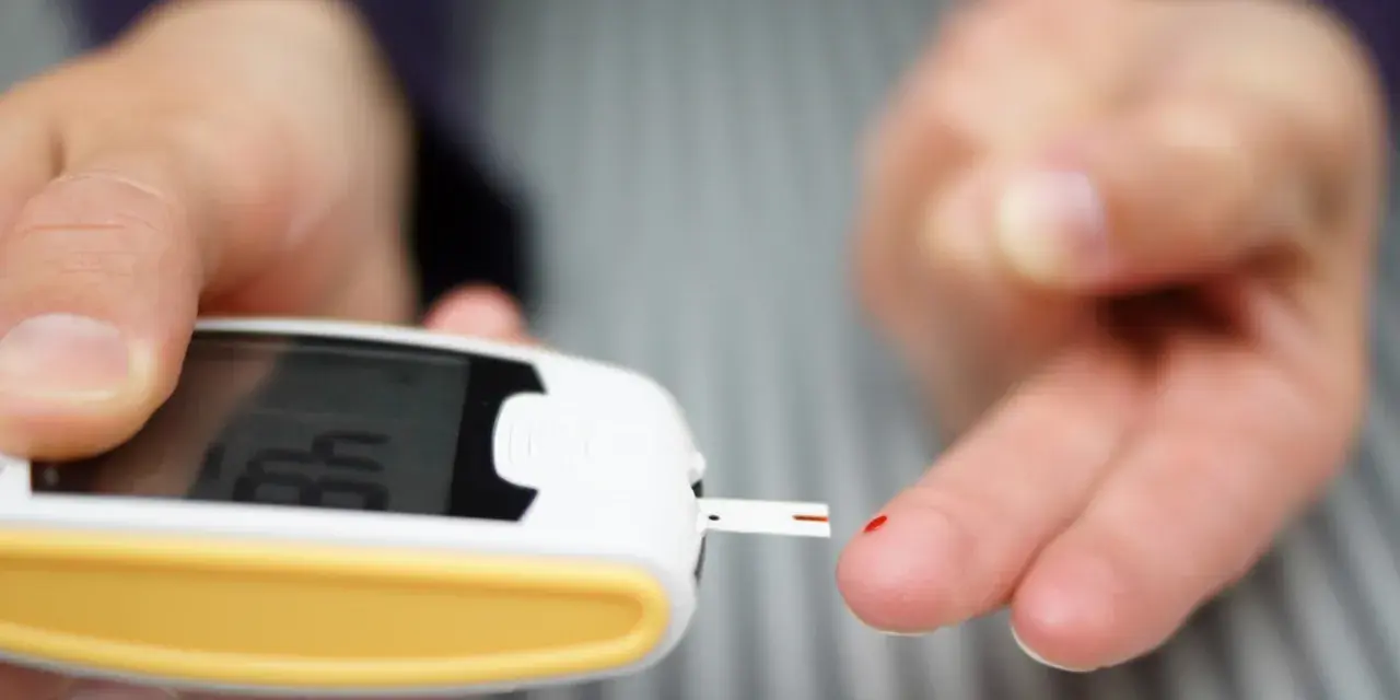 Pomiar glukometrem pokazuje prawidłowy poziom cukru we krwi z palca. Wynik 4.8 mmol/L.