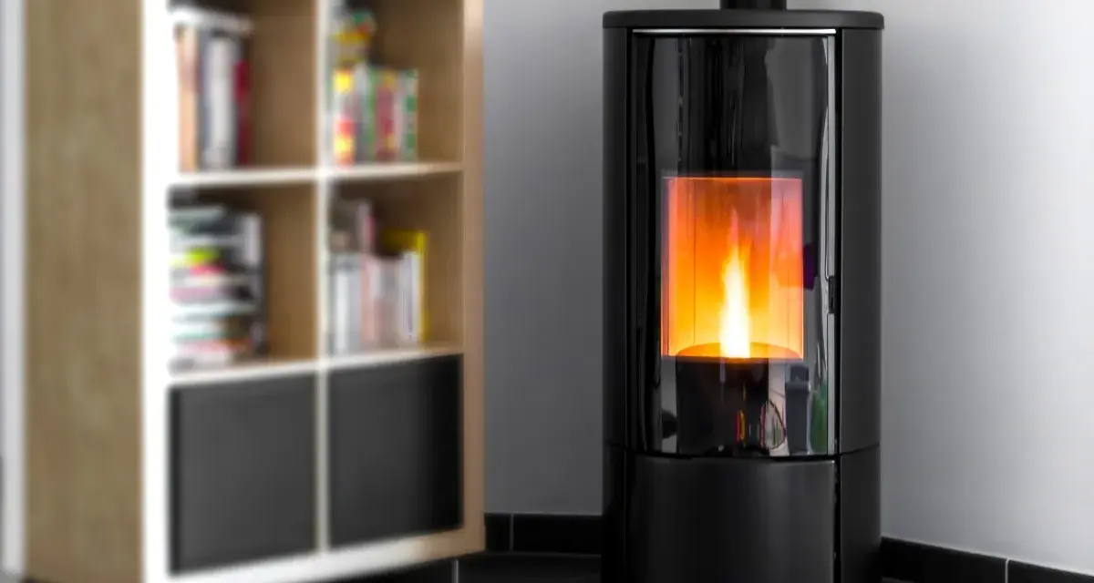Stufa a pellet moderna con fiamma viva. Nonostante il calore, la stufa a pellet fa male se non ben ventilata.