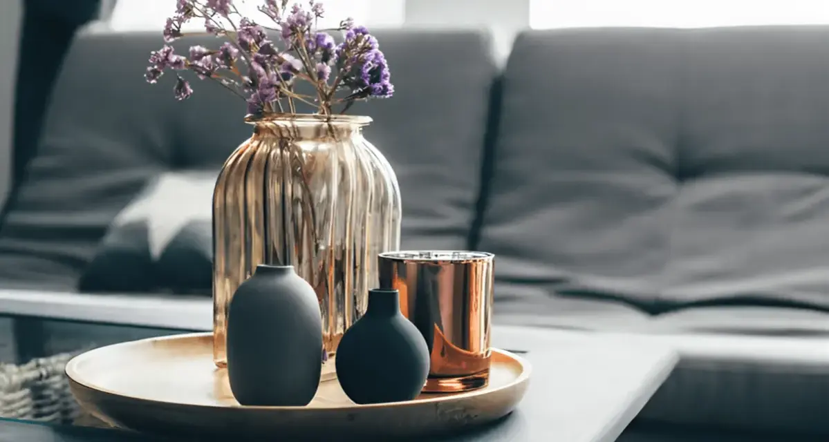 Mesita rinconera: ¿Cómo elegirla y decorarla para un salón ideal?