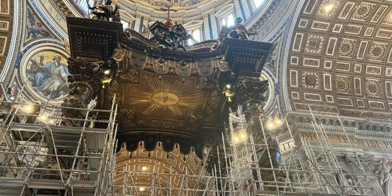 Wnętrze bazyliki z rusztowaniami wokół wspaniałego cyborium. Złoty dysk z gołębicą Ducha Świętego na suficie.