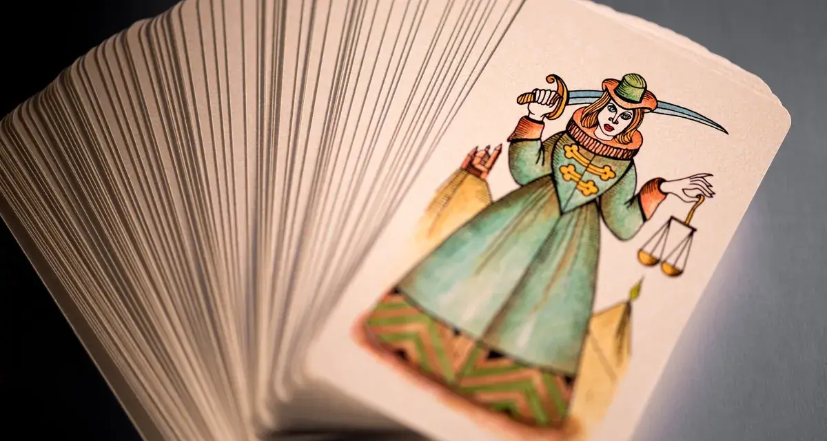 Karta Sprawiedliwości z talii tarota, idealna jako tarot dla wagi na dziś. Symbolizuje równowagę i obiektywizm.