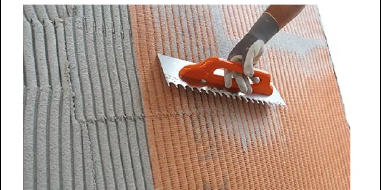 Applicazione della rete di armatura per cappotto nanotecnologico Mapei con spatola dentata.