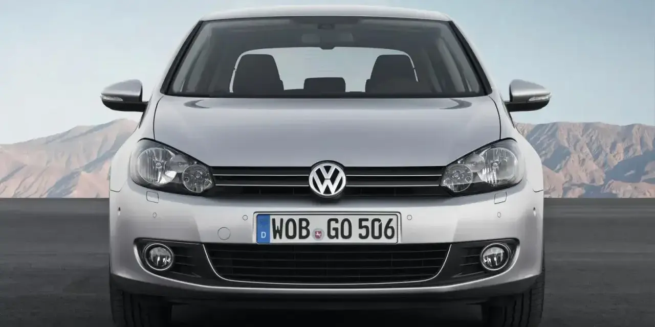 Srebrny Golf 6, idealny do miasta i na wakacje. Zastanawiasz się, jaki silnik benzynowy wybrać?