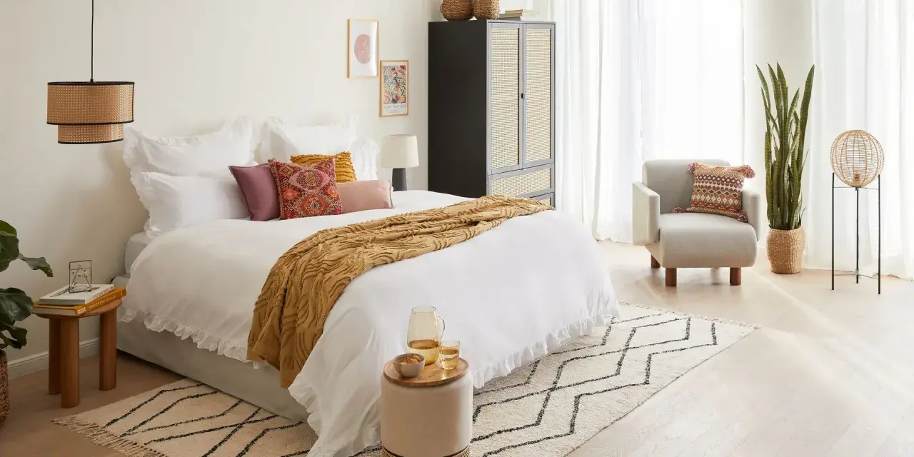 Cama acogedora con mantas y cojines, ideal para un ambiente de feng shui.