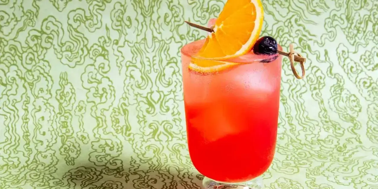 Orzeźwiający drink z Cointreau, pomarańczą i wiśnią. Idealny na letnie wieczory.
