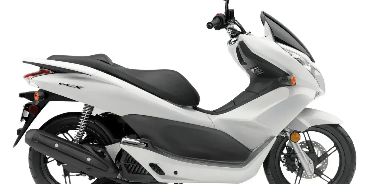 Biały skuter Honda PCX. Zastanawiasz się, ile pali motor? Ten model jest znany z oszczędności.