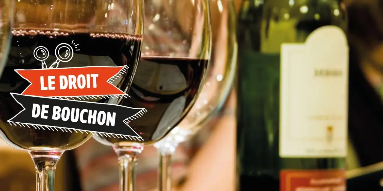 Verres de vin rouge, une bouteille et une bannière "Le Droit de Bouchon". Le prix est une question à explorer.