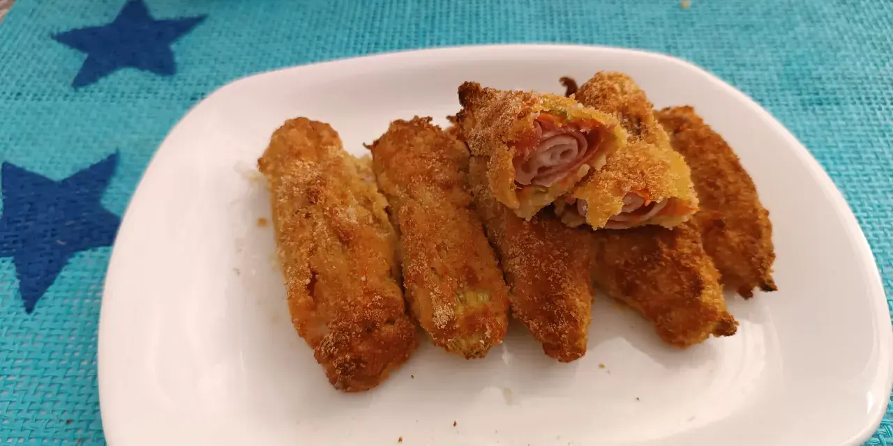 Fiori di zucca ripieni dorati e croccanti, un antipasto invitante.